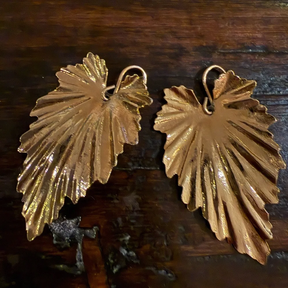Vintage 1970s Gold Tone Leaf Earrings - Picture 1 of 4